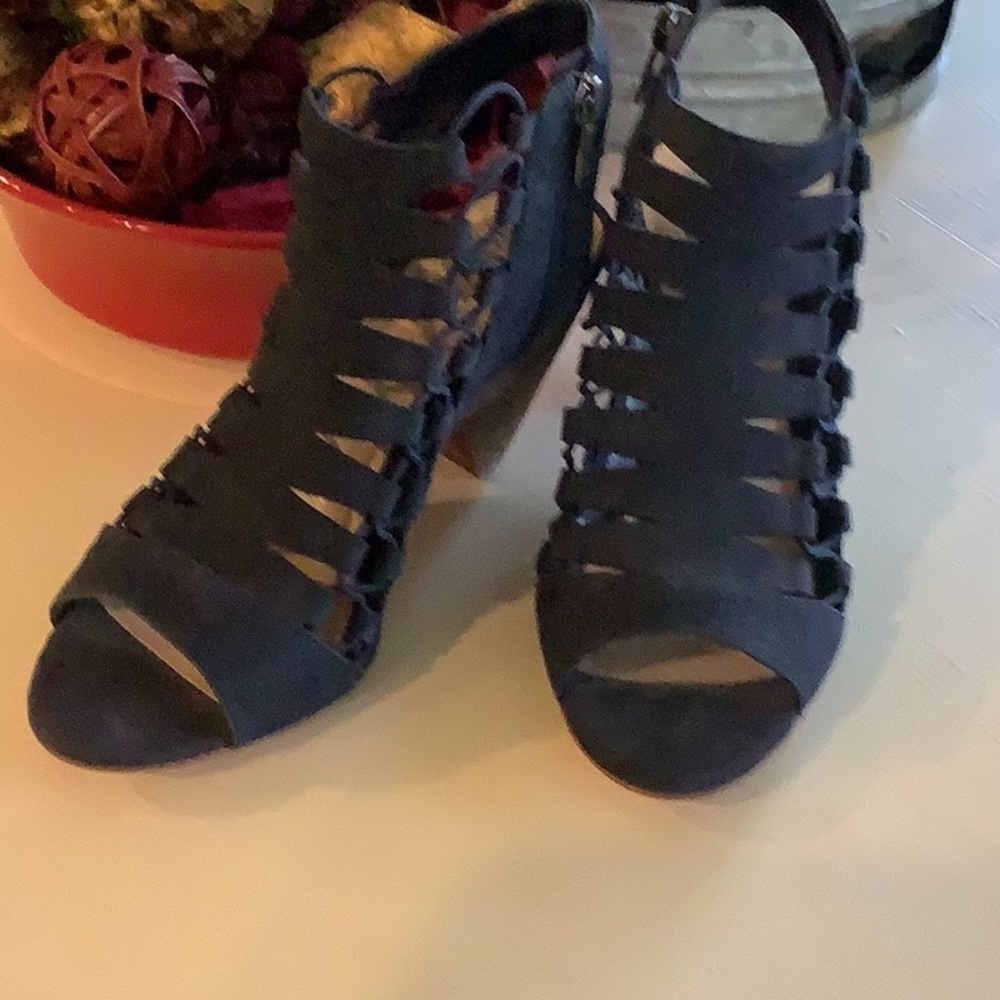 Vince Camuto Navy heels sz 9 NWT
